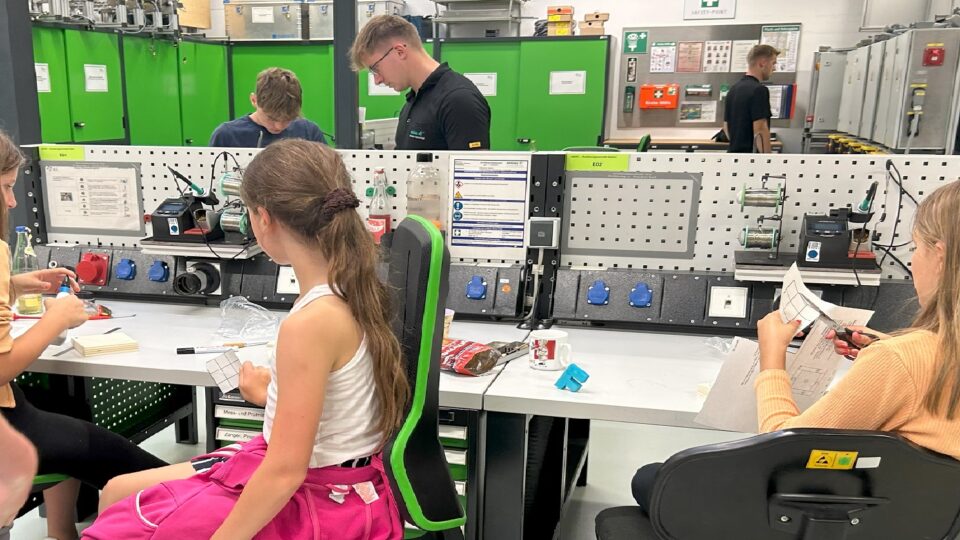 News - Nachwuchs an der Werkbank: „Technik-Camp“ für Kinder von Mitarbeitenden findet großen Anklang - elobau